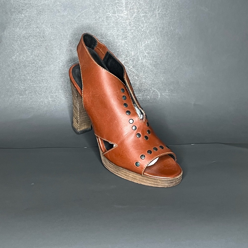 Strenesse showroom samples. Brown leather. 41 European.